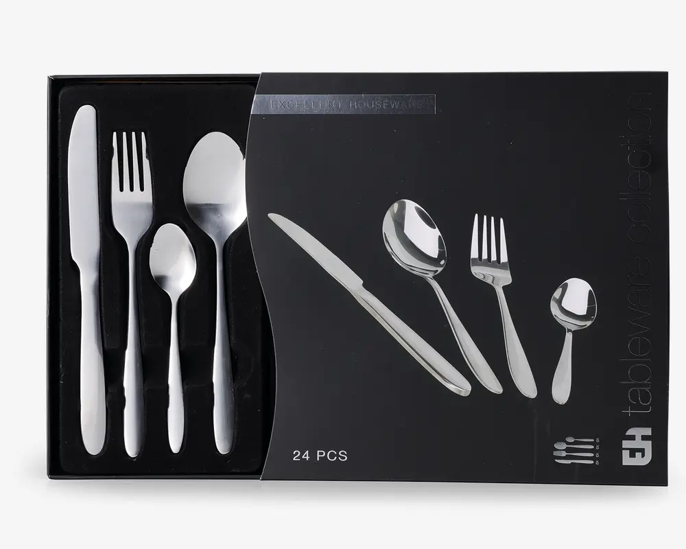Et sæt med 24 dele bestik i rustfrit stål, herunder knive, gafler, spiseskeer og teskeer. Bestikket har et stilrent, moderne design med glatte, afrundede håndtag og en blank overflade. Sættet er pænt arrangeret i en sort præsentationsæske med individuelle rum til hver del.