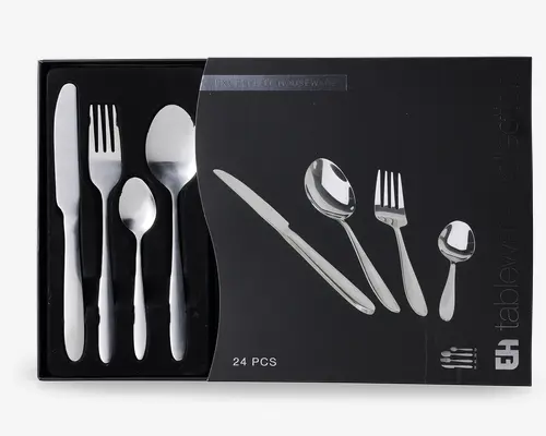 Et sæt med 24 dele bestik i rustfrit stål, herunder knive, gafler, spiseskeer og teskeer. Bestikket har et stilrent, moderne design med glatte, afrundede håndtag og en blank overflade. Sættet er pænt arrangeret i en sort præsentationsæske med individuelle rum til hver del.