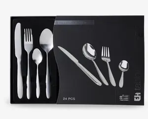Et sæt med 24 dele bestik i rustfrit stål, herunder knive, gafler, spiseskeer og teskeer. Bestikket har et stilrent, moderne design med glatte, afrundede håndtag og en blank overflade. Sættet er pænt arrangeret i en sort præsentationsæske med individuelle rum til hver del.