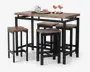 Et rektangulært bord med en kraftig bordplade i naturtræ-look og sort metalstel, ledsaget af fire matchende taburetter uden ryglæn. Taburetterne har firkantede sæder i træ og solide sorte metalben med fodstøtter. Sættet har en moderne, industriel stil, og taburetterne kan skubbes ind under bordet for at spare plads. Bordet er vist med drikkevarer og en bakke ovenpå, hvilket fremhæver dets anvendelse til spisning eller underholdning.
