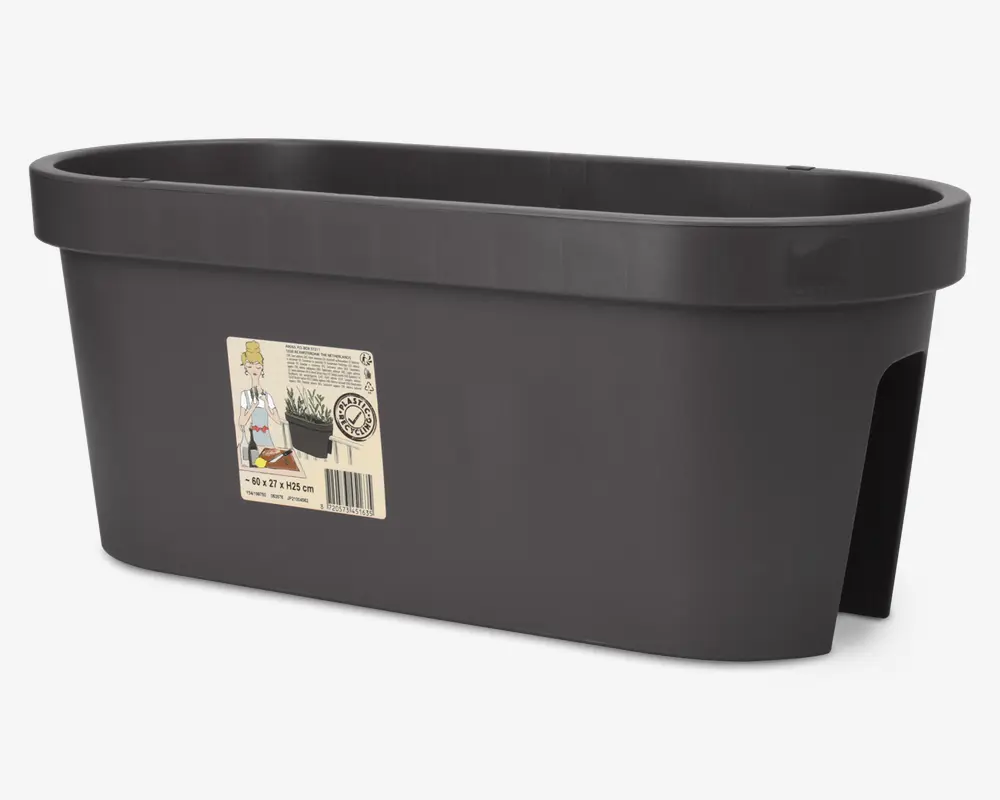 Rektangulær, mørkegrå beholder med afrundede kanter og glat overflade. Den har en bred kant øverst for nem håndtering og et udskåret område på den ene side, sandsynligvis til montering på et gelænder. Der sidder en produktetiket på siden med illustrationer og mål (66 x 21 x 25 cm).