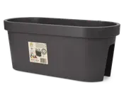 Rektangulær, mørkegrå beholder med afrundede kanter og glat overflade. Den har en bred kant øverst for nem håndtering og et udskåret område på den ene side, sandsynligvis til montering på et gelænder. Der sidder en produktetiket på siden med illustrationer og mål (66 x 21 x 25 cm).