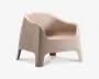 En moderne lænestol med en glat, mat beige overflade. Stolen har et design i ét stykke med afrundede kanter samt en let buet ryg- og armlæn for komfort. Sædet er bredt og let tilbagelænet, og benene er integreret i stolens form, hvilket giver et robust og minimalistisk udtryk. Fremstillet af holdbart plastmateriale, velegnet til både indendørs og udendørs brug.