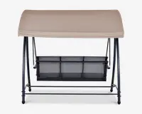 Udendørs gynge med en robust sort metalramme, beige stof-tag for skygge og et mesh-sæde opdelt i tre sektioner. Gyngen er designet til flere personer og har både ryglæn og armlæn på begge sider.