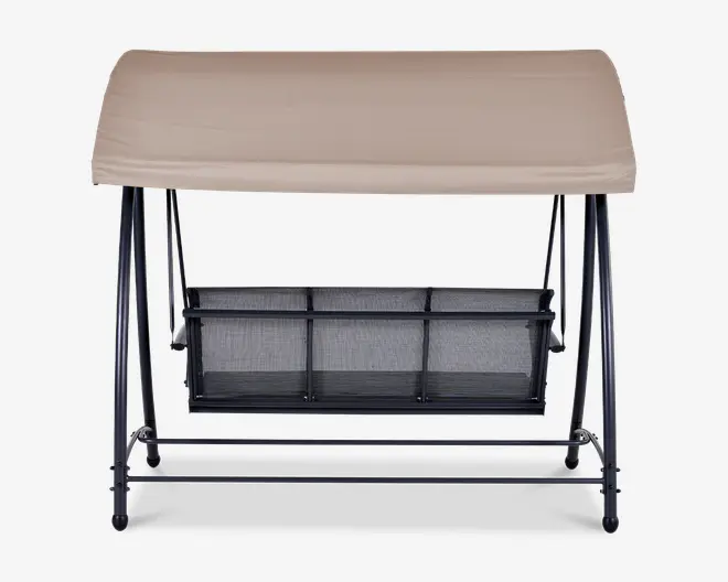 Udendørs gynge med en robust sort metalramme, beige stof-tag for skygge og et mesh-sæde opdelt i tre sektioner. Gyngen er designet til flere personer og har både ryglæn og armlæn på begge sider.