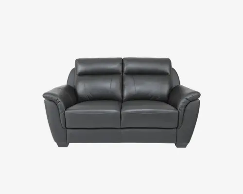 En moderne to-personers sofa betrukket med glat, mørkegråt læder. Sofaen har bløde, polstrede ryglæn og armlæn for ekstra komfort samt markerede syninger langs puderne. Sædehynderne er tykke og støttende, og det overordnede design er moderne og firkantet med let skrånende armlæn.