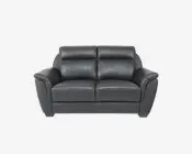 En moderne to-personers sofa betrukket med glat, mørkegråt læder. Sofaen har bløde, polstrede ryglæn og armlæn for ekstra komfort samt markerede syninger langs puderne. Sædehynderne er tykke og støttende, og det overordnede design er moderne og firkantet med let skrånende armlæn.