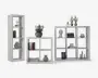 Tre modulære reolenheder i et moderne, minimalistisk design med hvid finish. Enhederne varierer i størrelse: én er høj og smal med fire kvadratiske rum, en anden er mellemstor med fire kvadratiske rum i et 2x2 gitter, og den største har ni kvadratiske rum i et 3x3 gitter. Hylderne er dekoreret med pyntegenstande som bøger, potteplanter, en skulpturhoved, vaser og skåle, hvilket viser deres alsidighed til opbevaring og udstilling.