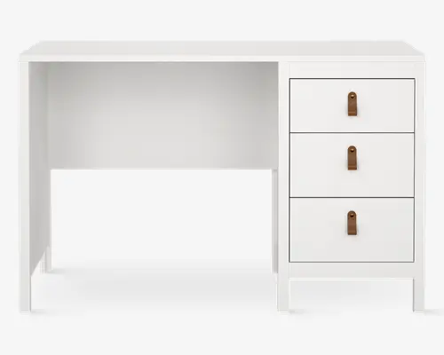 Moderne, hvidt skrivebord med minimalistisk design og tre rummelige skuffer i højre side. Hver skuffe har en brun læderstrop som greb for nem åbning. Skrivebordet har en enkel, rektangulær form med åbent område under til benplads. Overfladen er glat og plan, velegnet til at skrive eller placere en computer på.