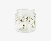 Klar glasbeholder med bred åbning og let udadbuet kant. Beholderen er dekoreret med fine, tørrede blomster og tynde stilke, som enten er indlejret i eller trykt på ydersiden, hvilket giver et naturligt og elegant udtryk. Glasset er glat og gennemsigtigt, så blomsterdetaljerne kan ses fra alle vinkler.