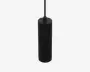 Elegant, mat sort cylindrisk beholder med matchende håndtag, der går ud fra toppen. Designet er minimalistisk og moderne med glatte sider og flad top. Beholderen virker robust og let at rengøre, velegnet til et moderne badeværelse.