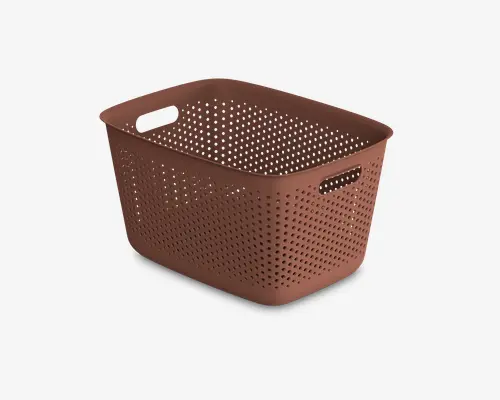 Rektangulær opbevaringskurv lavet af brun plastik med mat finish. Siderne har et mønster af små, jævnt fordelte huller for ventilation. Der er to indbyggede håndtag på modsatte sider for nem transport. Kurven har et robust, let tilspidset design med afrundede hjørner.