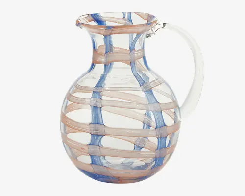 Karaffel i klart glas med rund krop og bred, udadgående hældetud. Overfladen har håndmalede, bølgede striber i lyseblå og beige nuancer, der danner et gitterlignende mønster. Håndtaget er også lavet af klart glas og sidder elegant fast på kroppen. Designet fremstår kunstnerisk og moderne med et let og elegant udtryk.