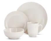 Sættet består af en stor middagstallerken, en mindre frokosttallerken, en skål og et krus. Alle dele er lavet af glat, blankt hvidt keramik med et minimalistisk design og blødt buede kanter. Kruset har et behageligt håndtag, og skålen er dyb og rund, velegnet til suppe eller morgenmad. Tallerkenerne har et enkelt og rent udtryk uden mønstre eller dekorationer.