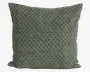 Firkantet pude med mørkegrøn baggrund og et gentaget, småt geometrisk mønster i en lysere grøn nuance. Stoffet ser blødt og tekstureret ud, og kanterne er pænt afsluttede. Puden fremstår fyldig og komfortabel, hvilket giver både komfort og dekorativ værdi.