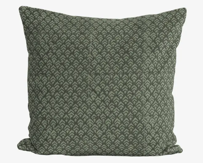 Firkantet pude med mørkegrøn baggrund og et gentaget, småt geometrisk mønster i en lysere grøn nuance. Stoffet ser blødt og tekstureret ud, og kanterne er pænt afsluttede. Puden fremstår fyldig og komfortabel, hvilket giver både komfort og dekorativ værdi.