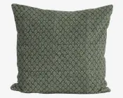 Firkantet pude med mørkegrøn baggrund og et gentaget, småt geometrisk mønster i en lysere grøn nuance. Stoffet ser blødt og tekstureret ud, og kanterne er pænt afsluttede. Puden fremstår fyldig og komfortabel, hvilket giver både komfort og dekorativ værdi.