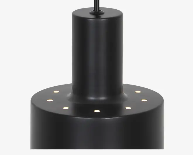 Mat sort, cylindrisk pendellampe med glat overflade. Den øverste del er en smal cylinder, mens den bredere nederste del har en ring af små, runde huller tæt på kanten, som giver et dekorativt lysgennemfald.