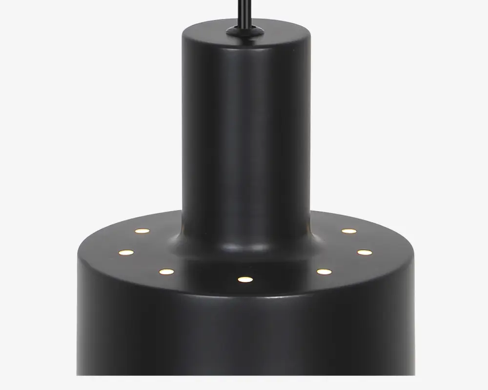 Mat sort, cylindrisk pendellampe med glat overflade. Den øverste del er en smal cylinder, mens den bredere nederste del har en ring af små, runde huller tæt på kanten, som giver et dekorativt lysgennemfald.