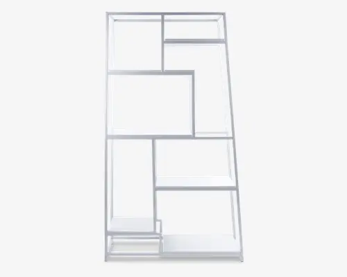 Moderne reolenhed med et geometrisk, asymmetrisk design. Har flere åbne rum i forskellige størrelser og former, alle med en blank hvid finish. Hylderne er arrangeret i et forskudt mønster, hvilket giver et spændende udtryk og alsidige opbevarings- og udstillingsmuligheder til bøger, dekoration eller andre genstande.