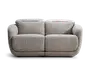 Lysegrå polstret sofa med afrundede armlæn, to ryghynder og to dybe sædehynder i et kompakt design med lav profil.