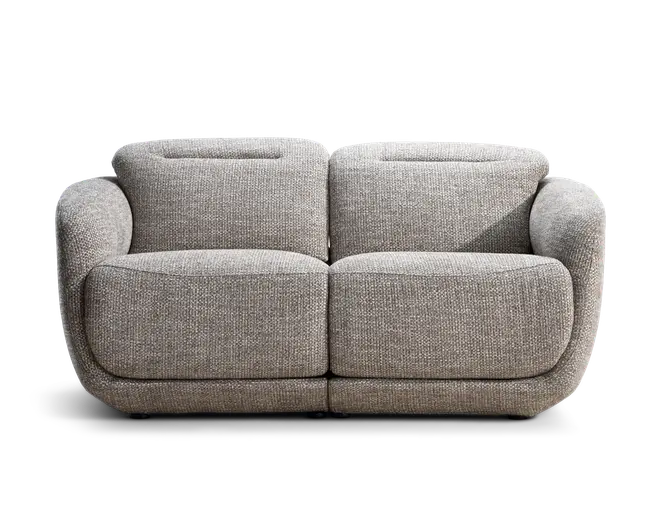 Lysegrå polstret sofa med afrundede armlæn, to ryghynder og to dybe sædehynder i et kompakt design med lav profil.