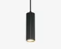 En moderne, cylindrisk pendellampe med lodrette riller i sort metal. Lampen har et slankt, aflangt design og sender lyset direkte nedad for at skabe fokuseret belysning. Den indvendige overflade nær pæren er lysere, hvilket forstærker lysets styrke. Pendlen hænger i en tynd sort ledning.