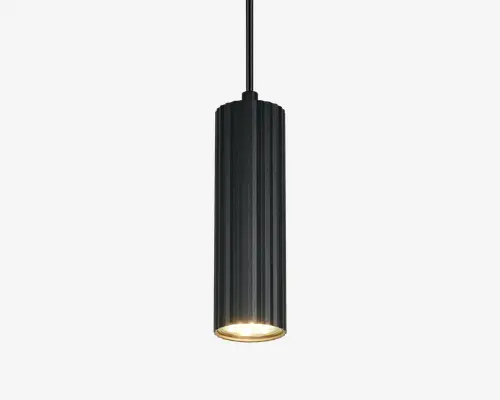 En moderne, cylindrisk pendellampe med lodrette riller i sort metal. Lampen har et slankt, aflangt design og sender lyset direkte nedad for at skabe fokuseret belysning. Den indvendige overflade nær pæren er lysere, hvilket forstærker lysets styrke. Pendlen hænger i en tynd sort ledning.