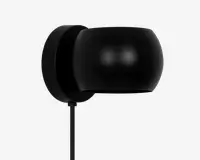 Væghængt armatur i mat sort med en rund, kuppelformet skærm. Designet er minimalistisk og moderne med en glat overflade uden synlige dekorationer. Armaturet har en ledning, der går ud fra bunden, og skærmen leder lyset nedad. Velegnet til moderne indretning.