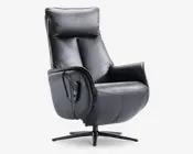 Moderne lænestol med sort læderbetræk, højt ryglæn med blød hovedstøtte, formede sæde- og rygpuder for ekstra komfort samt brede, polstrede armlæn. Stolen har en ledningsbaseret fjernbetjening fastgjort på siden, sandsynligvis til justering af ryglæn eller aktivering af massagefunktioner. Den står på en robust metalfod med fire ben.