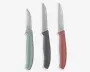 Tre smalle knive med rustfri stålblade og ergonomiske plasthåndtag i mintgrøn, mørkegrå og rosa; det ene blad er glat og let buet, mens de to andre har savtakket æg.