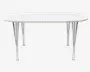 Ovalt bord med en glat, hvid bordplade og en tynd, lys træ-kant. Bordet står på seks slanke, forkromede metalben, der er let udadbuede for stabilitet. Bordpladen har en synlig samling i midten, hvilket tyder på, at den muligvis kan forlænges eller foldes.