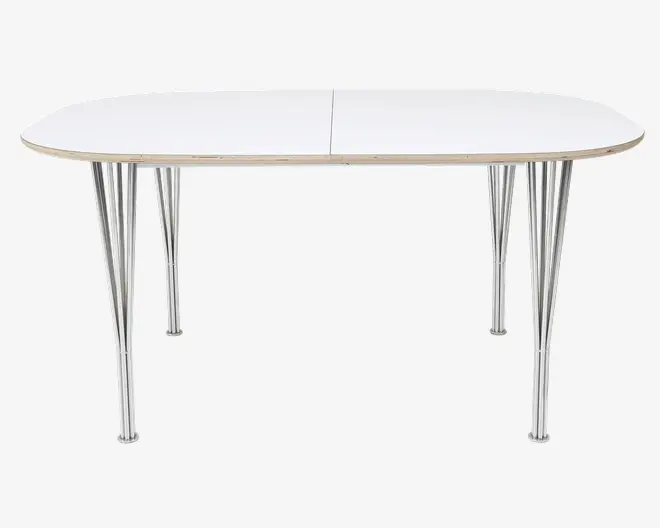 Ovalt bord med en glat, hvid bordplade og en tynd, lys træ-kant. Bordet står på seks slanke, forkromede metalben, der er let udadbuede for stabilitet. Bordpladen har en synlig samling i midten, hvilket tyder på, at den muligvis kan forlænges eller foldes.