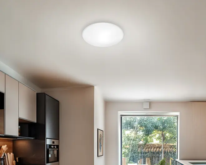 Et moderne, fladt loftslys med et rundt, hvidt design. Lampen har en glat, mat overflade og udsender et blødt, jævnt lys, der giver god belysning til rummet. Det minimalistiske udseende passer godt ind i moderne indretninger og gør lampen velegnet til køkkener, stuer eller gange.