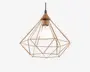 En pendellampe med et geometrisk, åbent stel lavet af tynde metalstænger i en varm kobberfarve. Stellet danner en diamantlignende form omkring en enkelt synlig pære, som hænger fra en kobberfarvet fatning. Lampen har et moderne og industrielt udtryk med fokus på rene linjer og et minimalistisk design.