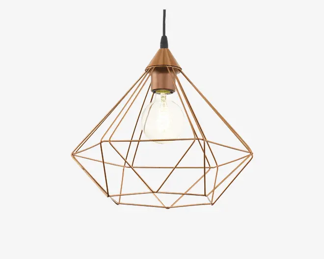 En pendellampe med et geometrisk, åbent stel lavet af tynde metalstænger i en varm kobberfarve. Stellet danner en diamantlignende form omkring en enkelt synlig pære, som hænger fra en kobberfarvet fatning. Lampen har et moderne og industrielt udtryk med fokus på rene linjer og et minimalistisk design.