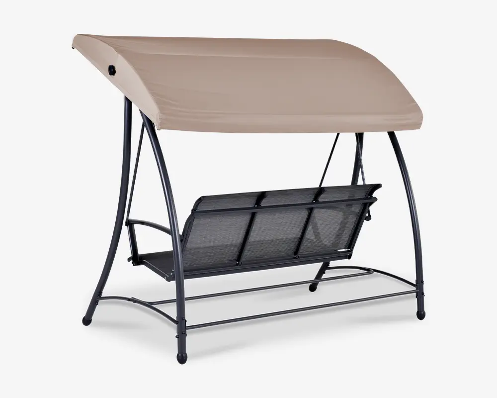 Udendørs gynge med en robust sort metalramme og et beige stof-tag, der giver skygge. Sædet er designet til to til tre personer og har ryglæn og sæde i mesh for god ventilation. Gyngen har buede armlæn og en let buet bund for stabilitet. Taget kan justeres for optimal beskyttelse mod solen.