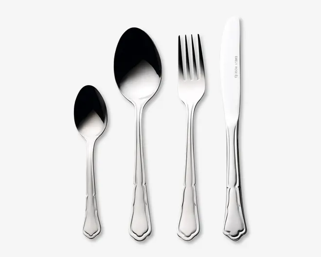 Sæt med fire blankpolerede bestikdele i rustfrit stål: en teske, en spiseske, en gaffel og en kniv. Hver del har et klassisk, let udsmykket skaftdesign med bløde kurver og en dekorativ kant nær enden. Overfladen er skinnende og reflekterende, hvilket giver et elegant og stilfuldt udtryk, der passer til formelle middage.