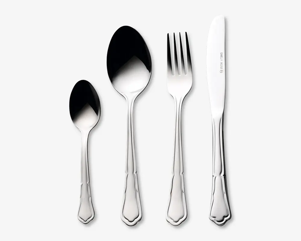Sæt med fire blankpolerede bestikdele i rustfrit stål: en teske, en spiseske, en gaffel og en kniv. Hver del har et klassisk, let udsmykket skaftdesign med bløde kurver og en dekorativ kant nær enden. Overfladen er skinnende og reflekterende, hvilket giver et elegant og stilfuldt udtryk, der passer til formelle middage.