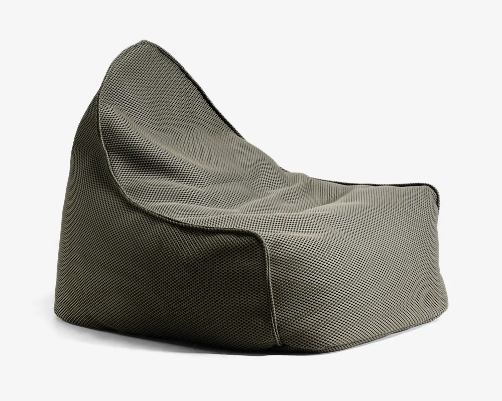 En moderne, struktureret sækkestol med høj ryg og bredt, støttende sæde. Stoffet er et tekstureret, lysegråt mesh-materiale, som giver et moderne udtryk og sandsynligvis god åndbarhed. Syningerne er forstærkede og synlige, hvilket fremhæver stolens geometriske form. Det overordnede design virker ergonomisk og komfortabelt, velegnet til afslapning.