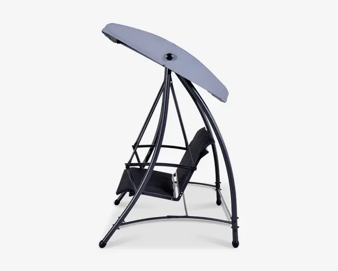 Moderne udendørs gyngestol med buet metalstel og indbygget overdækning for skygge. Sædet er ophængt i stellet og har sort netmateriale samt armlæn for ekstra komfort. Designet er stilrent og moderne, velegnet til have eller terrasse.