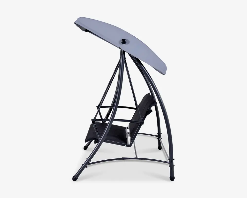 Moderne udendørs gyngestol med buet metalstel og indbygget overdækning for skygge. Sædet er ophængt i stellet og har sort netmateriale samt armlæn for ekstra komfort. Designet er stilrent og moderne, velegnet til have eller terrasse.