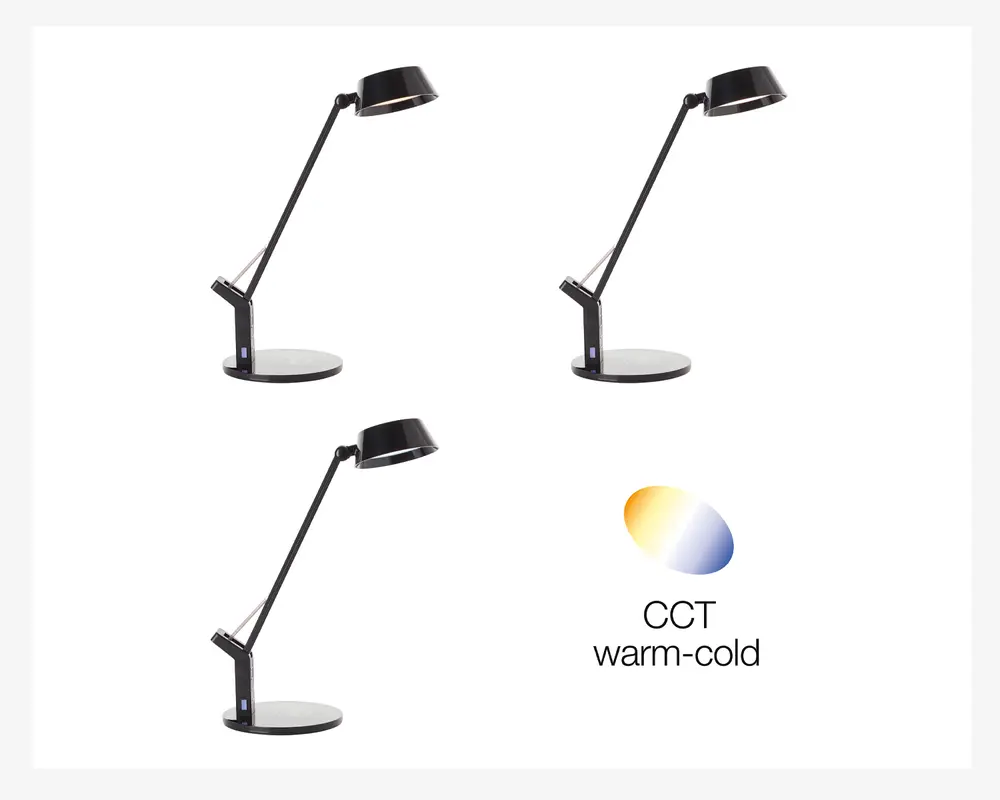 En moderne sort skrivebordslampe med justerbar arm og lampehoved, vist i tre forskellige positioner for at demonstrere dens fleksibilitet. Lampen har en rund fod og et slankt, minimalistisk design. Et ikon viser, at lampen har justerbar farvetemperatur fra varm til kold belysning.