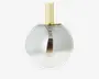 En moderne pendellampe med en kugleformet glasskærm, der har en diskret farveovergang fra klar i bunden til røgfarvet i toppen. Lampen har en messing- eller guldfarvet metalstang og top, hvilket giver et stilrent og elegant udtryk. Pæren er synlig inde i lampen, hvilket understreger det moderne design.