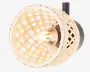 Nærbillede af en lampe med en rund, åben fletskærm i naturfarvet rattan eller flet. Skærmen har et gittermønster, der lader lyset skinne igennem og skaber en varm og hyggelig stemning. En klar pære er synlig indeni, og lampen er monteret på en sort base. Designet kombinerer et rustikt og moderne udtryk.