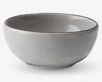 En rund, mellemstor skål af keramik med en glat, blank lysegrå yderside og inderside. Skålen har en let tyk kant med en diskret, mørkere kantdetalje. Det enkle og minimalistiske design gør den velegnet til mange forskellige borddækninger.