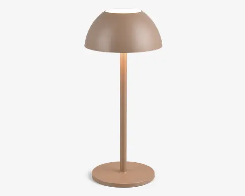 Moderne bordlampe med mat beige finish, kuppelformet skærm, lige cylindrisk stang og rund, flad fod. Lampen har et minimalistisk design med glatte overflader og rene linjer, velegnet til moderne indretning.
