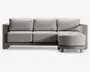 Moderne sofa med sektion og chaiselong på højre side. Sofaen har tykke, lysegrå hynder på både sæde og ryg, hvilket giver god komfort. Stellet er robust og kantet med en mat finish, og chaiselongen har en afrundet front for ekstra stil. Armlænene er brede og flade, hvilket gør dem velegnede til at hvile ting på. Designet er minimalistisk og moderne.
