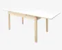 Rektangulært bord med stel og ben i lyst træ samt hvid bordplade. Bordet har udtræksplader i begge ender, så det kan forlænges for ekstra siddepladser eller arbejdsplads. Designet er minimalistisk og moderne med rene linjer og en glat overflade.