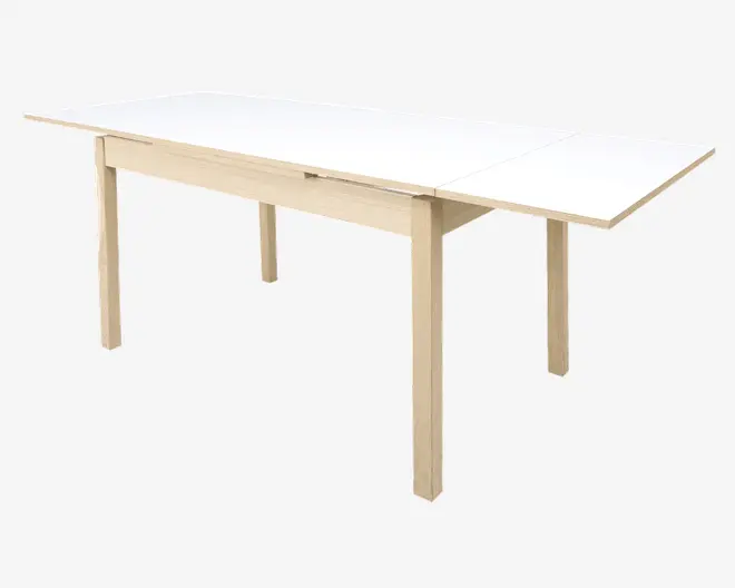 Rektangulært bord med stel og ben i lyst træ samt hvid bordplade. Bordet har udtræksplader i begge ender, så det kan forlænges for ekstra siddepladser eller arbejdsplads. Designet er minimalistisk og moderne med rene linjer og en glat overflade.